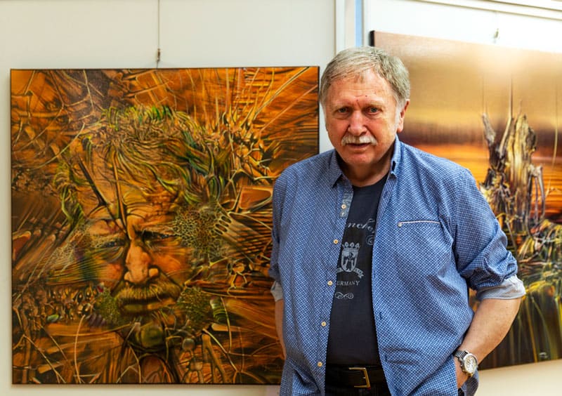 Pictorul Radu alături de autoportretul său