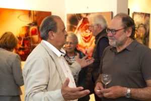 Diskussionen bei der Ausstellung mit Gemälde und Portraits