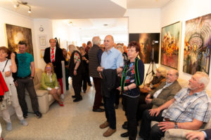 Impressionen der Ausstellung mit Gemälde und Portraits