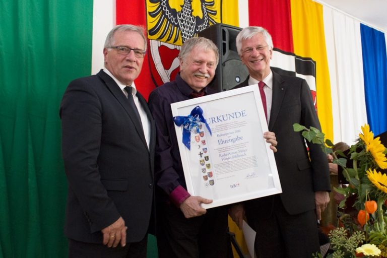 Gruppenfoto nach der Preisverleihung mit der Urkunde der Kulturpreis-Ehrengabe. Foto: © Radu Maier
