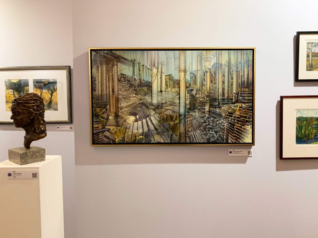 Das Werk „Säkulare Ruinen“ des Künstlers Radu-Anton Maier bei der MKG-Ausstellung 2025 in München