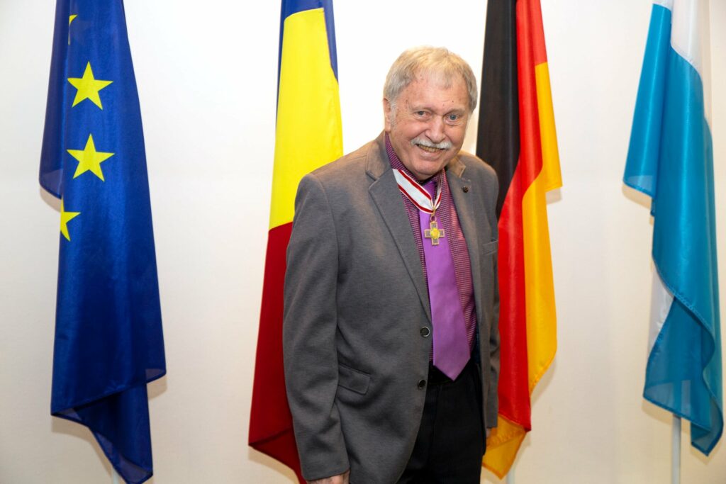 Pictorul Radu-Anton Maier decorat cu Ordinul "Meritul-Cultural" în grad de Comandor
