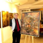 Radu Maier mit seinem Selbstbildnis bei der Ausstellung mit Gemälde und Portraits